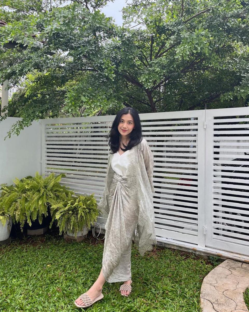 ide outfit kondangan kekinian dengan kebaya modern (instagram.com/maurashafa)
