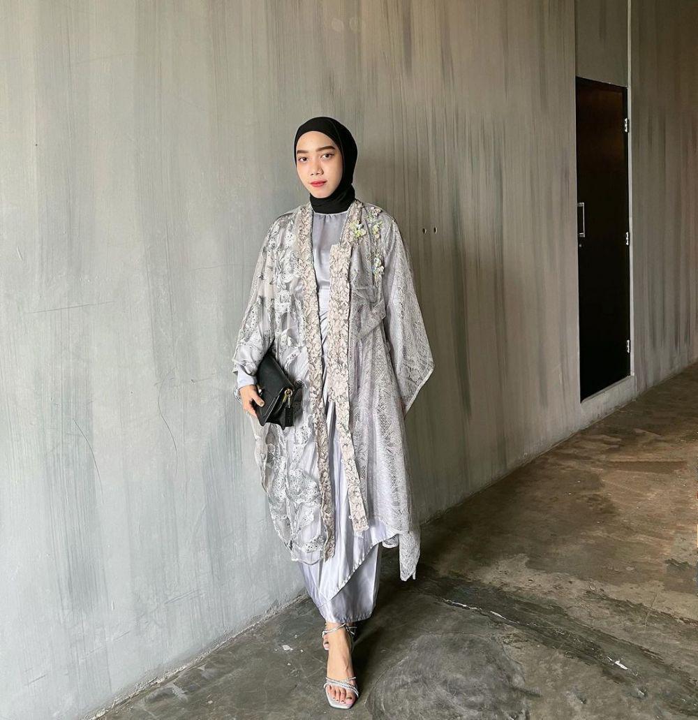 ide outfit kondangan kekinian dengan kebaya modern (instagram.com/rinisetyaa)