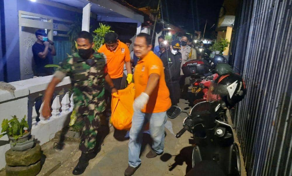 Tim Infasi Polrestabes Makassar dan anggota TNI saat mengevakuasi mayat. (Istimewa)