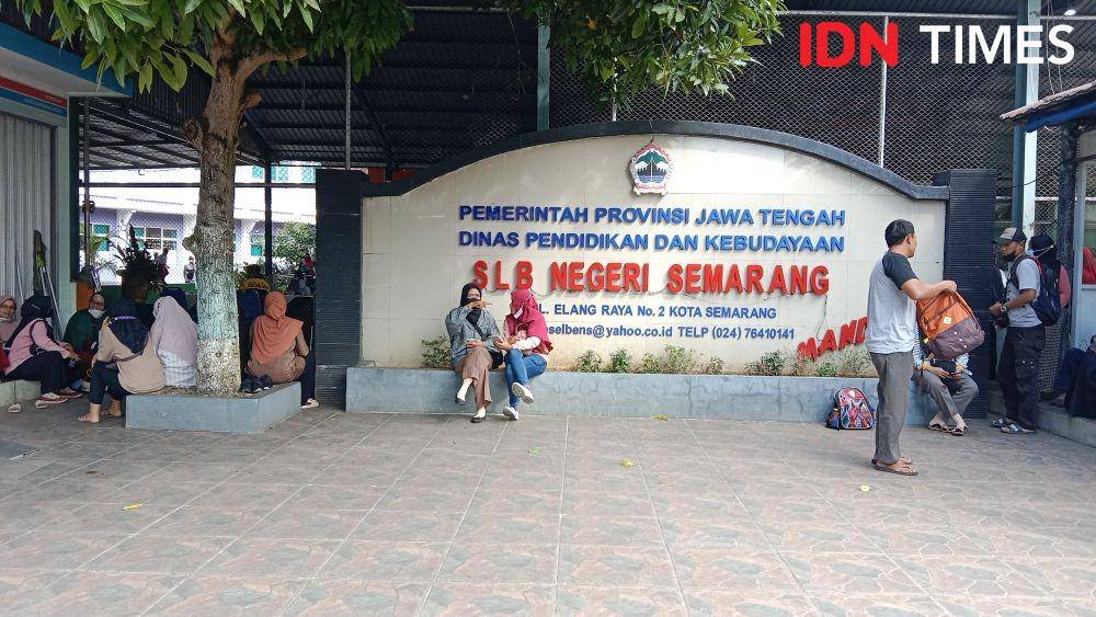 Sejumlah orang tua saat menunggu anaknya ikut kegiatan pengenalan sekolah di SLB Negeri Semarang. (IDN Times/Fariz Fardianto)