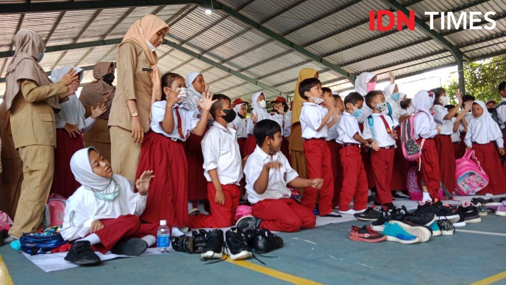 Para siswa berkebutuhan khusus di SLB Negeri Semarang tampak gembira saat mengikuti acara pengenalan sekolah. (IDN Times/Fariz Fardianto)