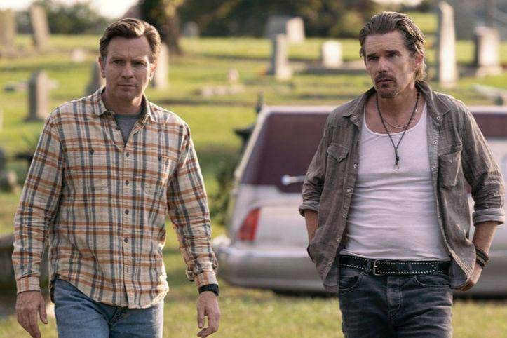 Ewan McGregor dan Ethan Hawke dalam film Raymond and Ray (dok. Apple TV+/Raymond and Ray)