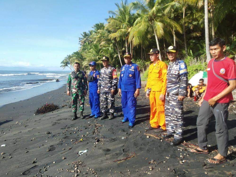 Tim SAR gabungan menyisir pesisir pantai. (Dok. SAR Mataram)