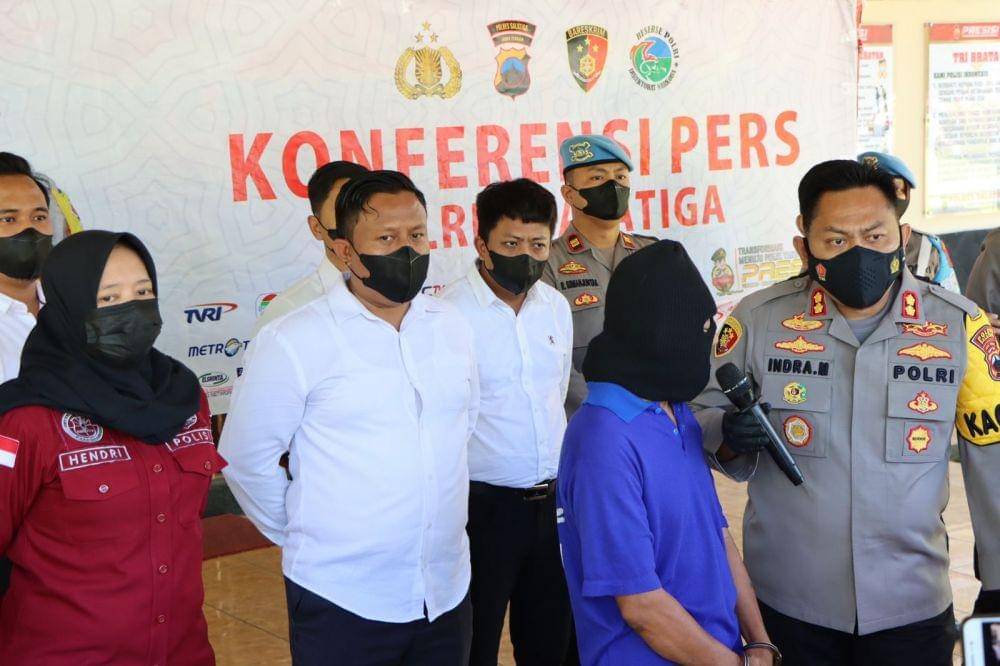 Tukang pijat berinisial TAW saat dikeler ke Mapolres Salatiga. (Dok Humas Polda Jateng)