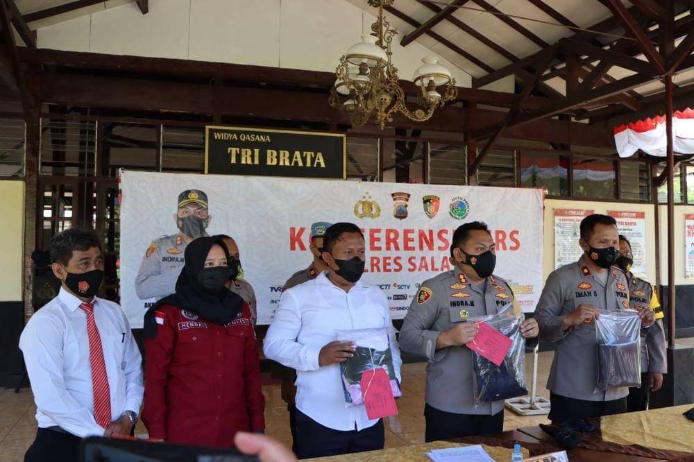 Aparat kepolisian saat menggelar perkara pencabulan yang melibatkan tukag pijat di Salatiga. (Dok Humas Polda Jateng)
