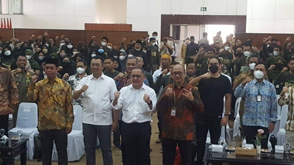 Kepala BRIN Laksana Tri Handoko bersama Gubernur NTB Zulkieflimansyah foto bersama dengan seluruh peserta PIRN 2022. (IDN Times/Muhammad Nasir)