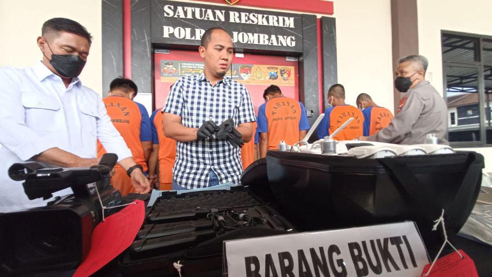 Barang bukti yang disita polisi dari para tersangka simpatisan MSAT di Mapolres Jombang. IDN Times/Zainul Arifin