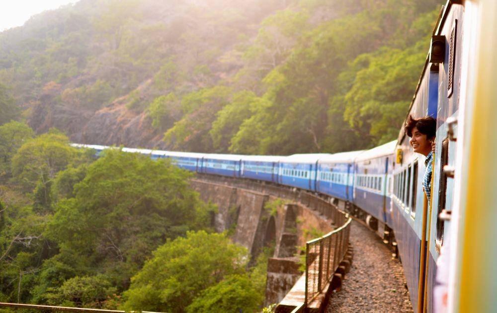 Ilustrasi naik kereta api jarak jauh (unsplash.com/jk)