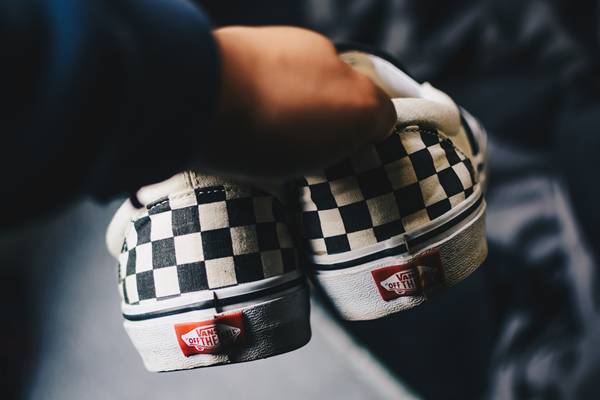 Cara membedakan sepatu Vans ori dan KW dengan memperhatikan logo (unsplash.com/josenothose)