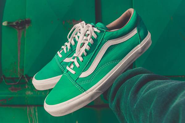 Cara membedakan sepatu Vans ori dan KW dengan membandingkan harga (unsplash.com/kristianegelund)