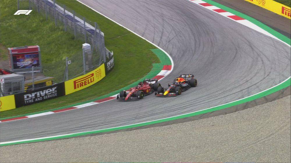 Charles Leclerc menyalip Max Verstappen pada lap dua belas saat GP Austria. (twitter.com/F1)