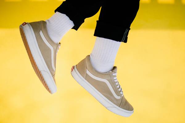 Cara membedakan sepatu Vans ori dan KW dengan mencermati kualitas jahitan (unsplash.com/marcosrivas)