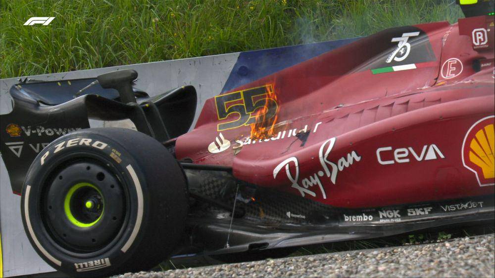 Mobil Sainz mengeluarkan api pada GP Austria 2022. (twitter.com/F1)