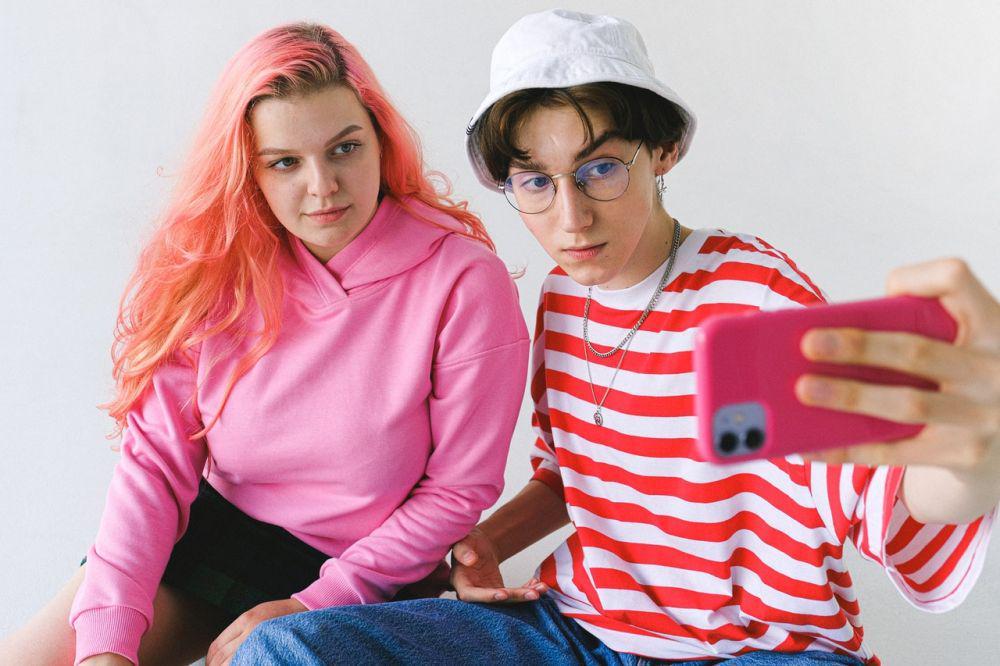 ilustrasi selfie (pexels.com/Anna Shvets)