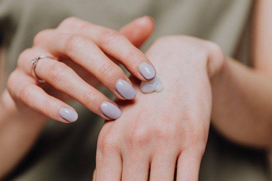 ilustrasi menggunakan lotion (pexels.com/karolina grabowska)