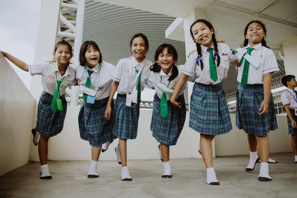 Ilustrasi anak-anak memakai seragam sekolah (pexels.com/Ron Lach)