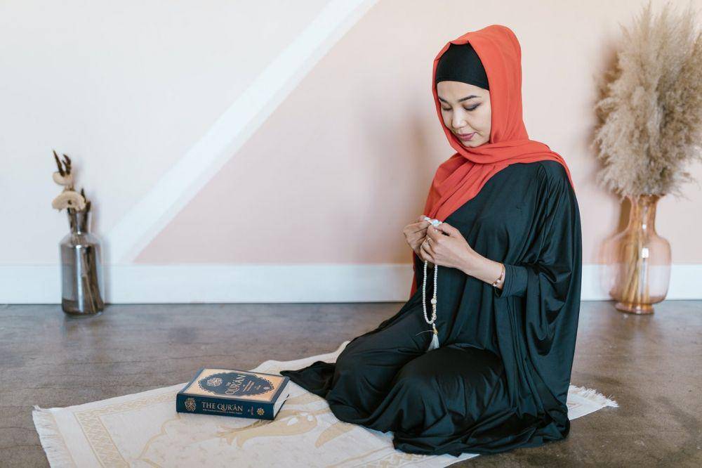 ilustrasi wanita berjilbab (pexels.com/RODNAE Productions)