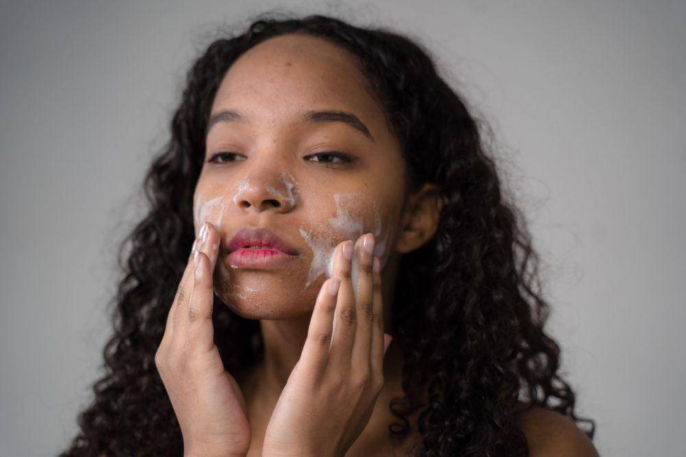 ilustrasi sabun cuci muka dengan kandungan mawar (pexels.com/Ron Lach)