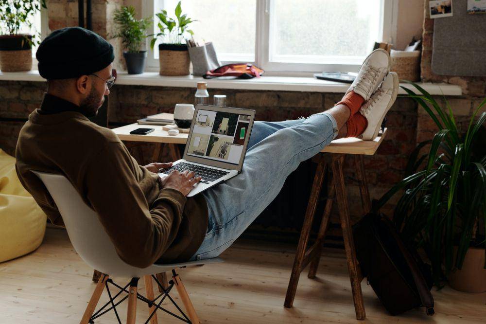 ilustrasi bekerja (pexels.com/Tony Schnagl)