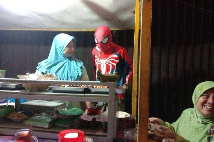 Spiderman tinggal di Indonesia (instagram.com/ngumpulreceh)