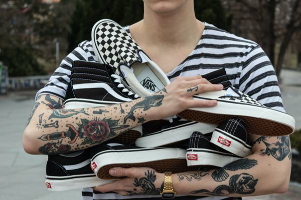 Cara membedakan sepatu Vans ori dan KW dengan mengecek keresmian dealer (unsplash.com/queens_photos)