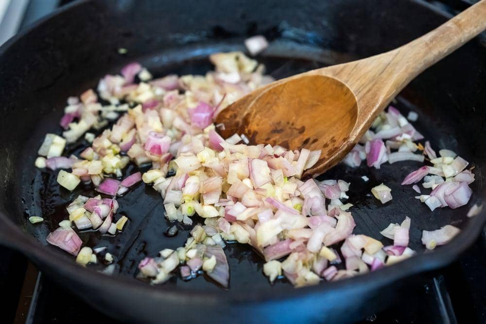 ilustrasi menumis bumbu (feastingathome.com)