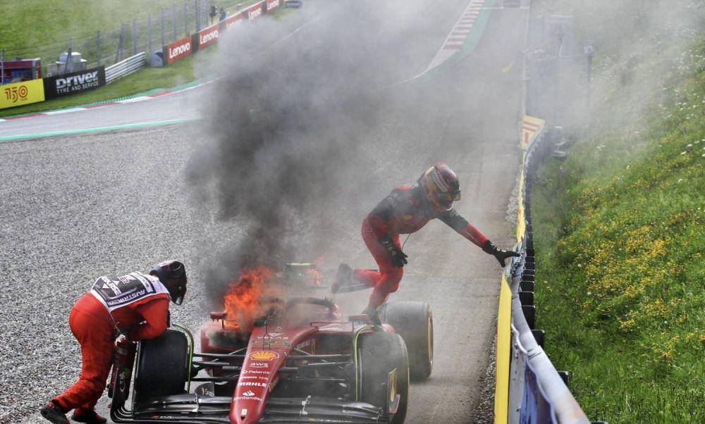 Sainz keluar dari mobilnya yang terbakar pada GP Austria 2022. (twitter.com/FanaticsFerrari)