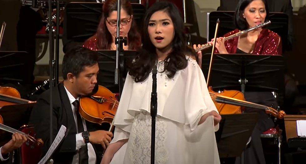 Isyana membawakan 'les filles de cadix' (dok. YouTube.com/ Avip Priyatna | Jakarta Concert Orchestra)