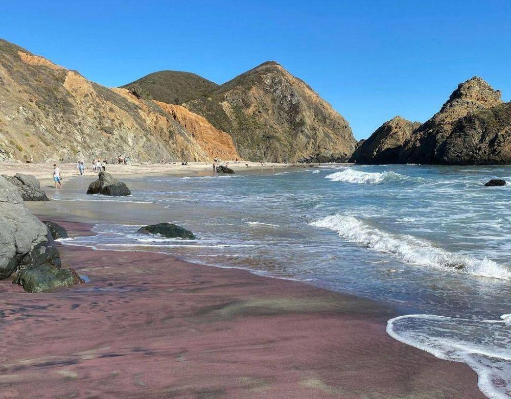 Pfeiffer Beach (instagram.com/aprillong5)