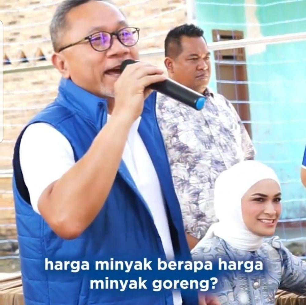 Ketua Umum Partai Amanat Nasional (PAN), Zulkifli Hasan ketika membagi-bagikan minyak curah kemasan, Minyak Kita pada 9 Juli 2022 di Lampung. (www.instagram.com/@amanatnasional)