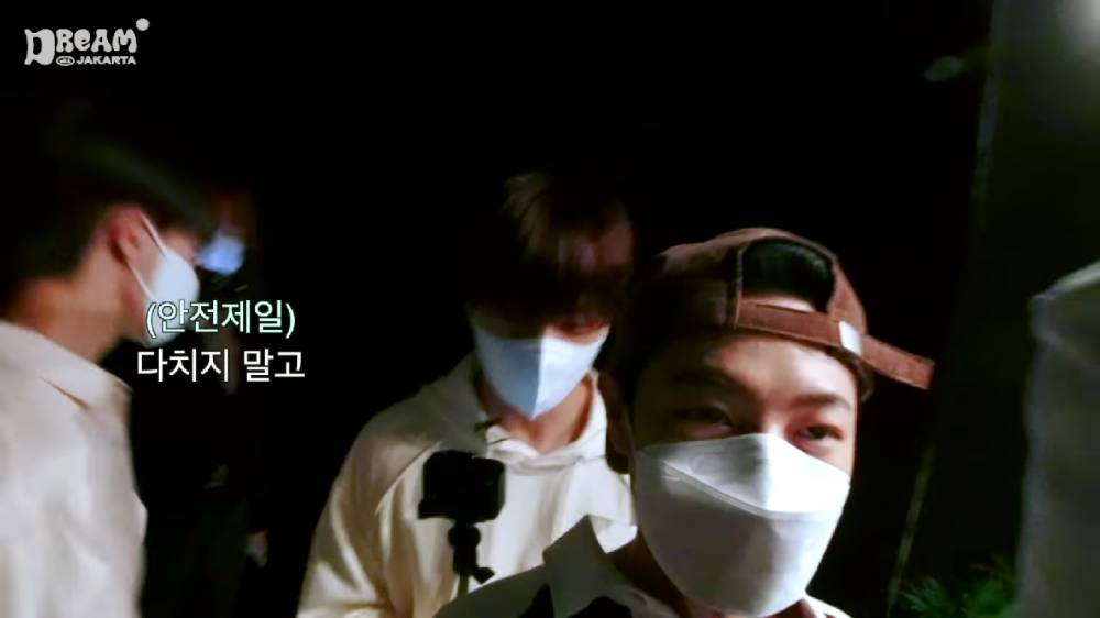 potret NCT Dream di wahana KKN di Desa Penari (dok.YouTube/NCT DREAM)