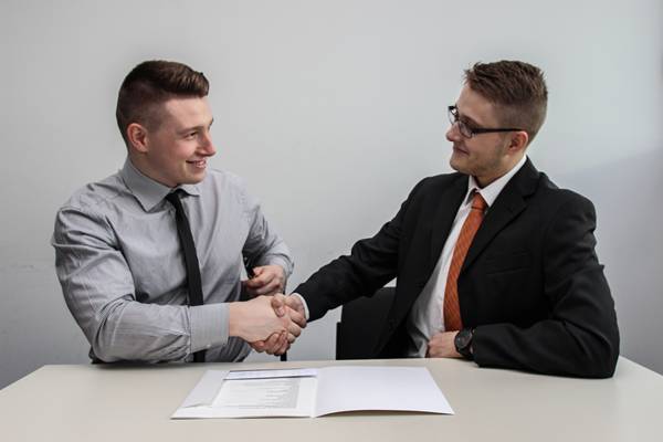 Memberikan kompensasi dan benefit sebagai fungsi human resource management (unsplash.com/officestock)