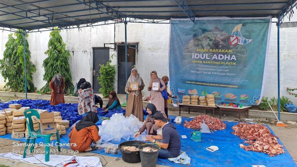 Unik, Pembagian Daging Kurban di Masjid Medan Tuntungan Pakai Daun