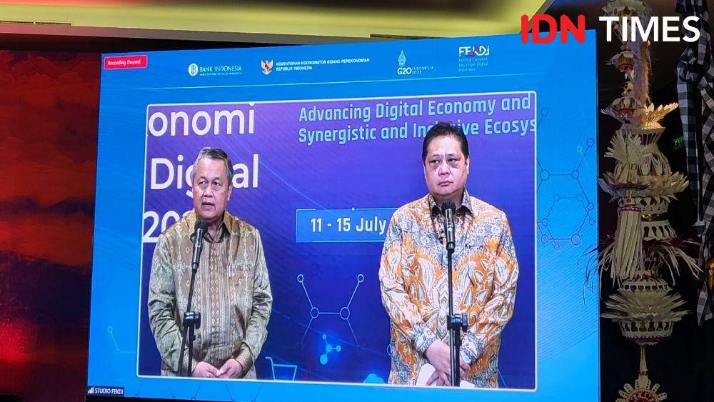 Gubernur BI, Perry Warjiyo dan Menko Perekonomian, Airlangga Hartarto memberikan press statement di Bali Nusa Dua Convention Center (BNDCC), Senin (11/7/2022). (IDN Times/Ridwan Aji Pitoko)