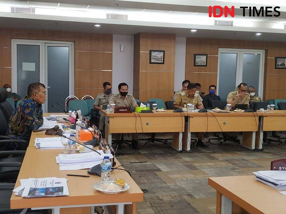 Rapat Komisi A DPRD DKI Jakarta membahas evaluasi dan penyerapan Anggaran Triwulan II Tahun 2022. (IDN Times/Uji Sukma Medianti)