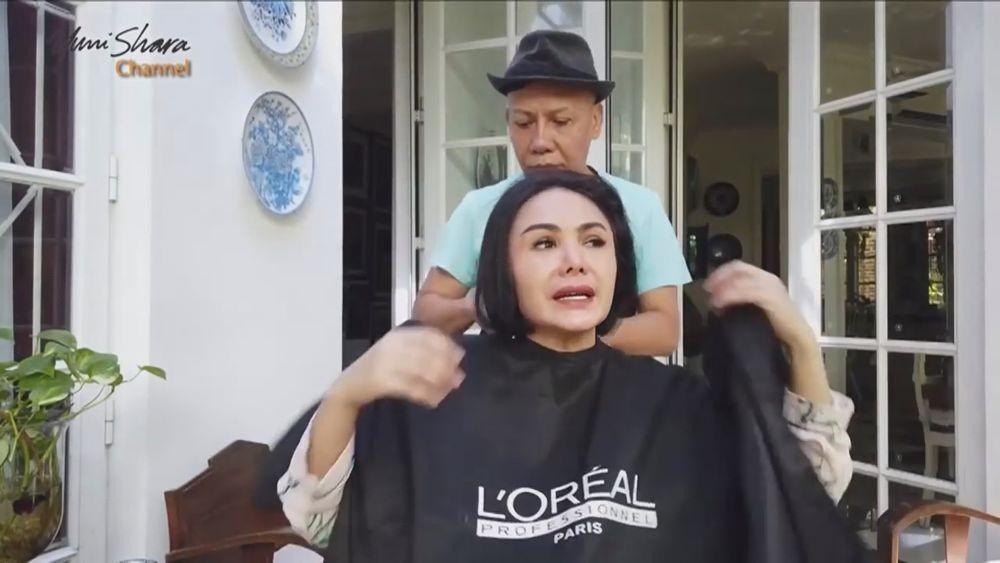 Yuni Shara nyalon di rumah (youtube.com/yunisharachannel)