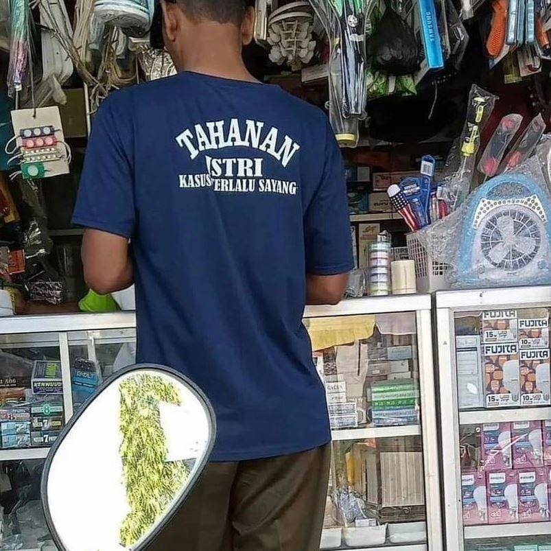 tulisan kaus suami takut istri (facebook.com/letstololagain)