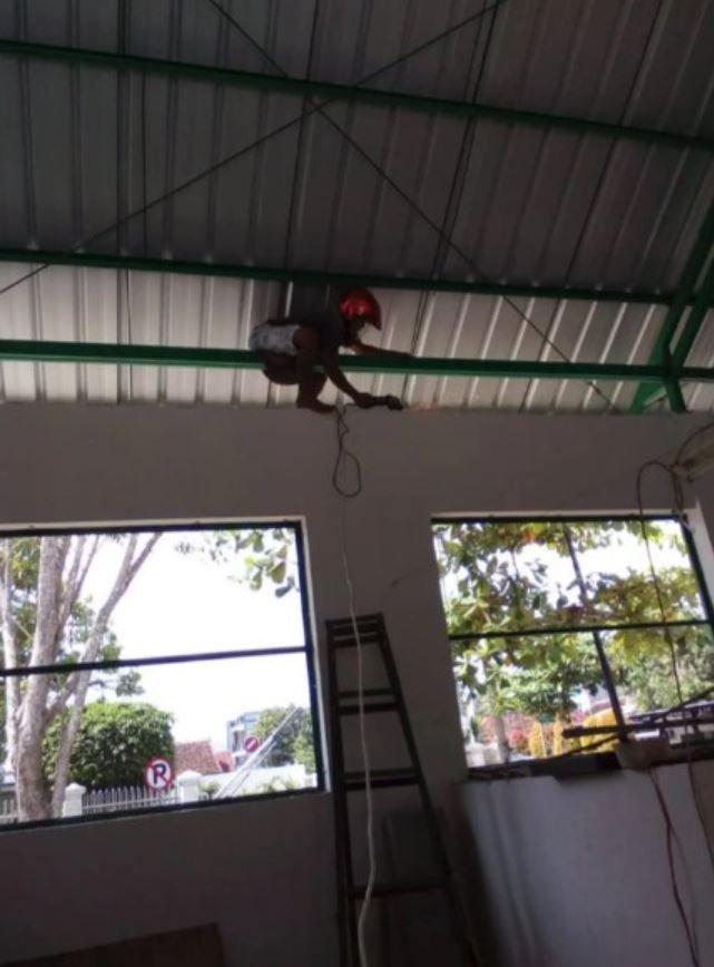 tukang bangunan low budget (twitter.com/duniakuli)
