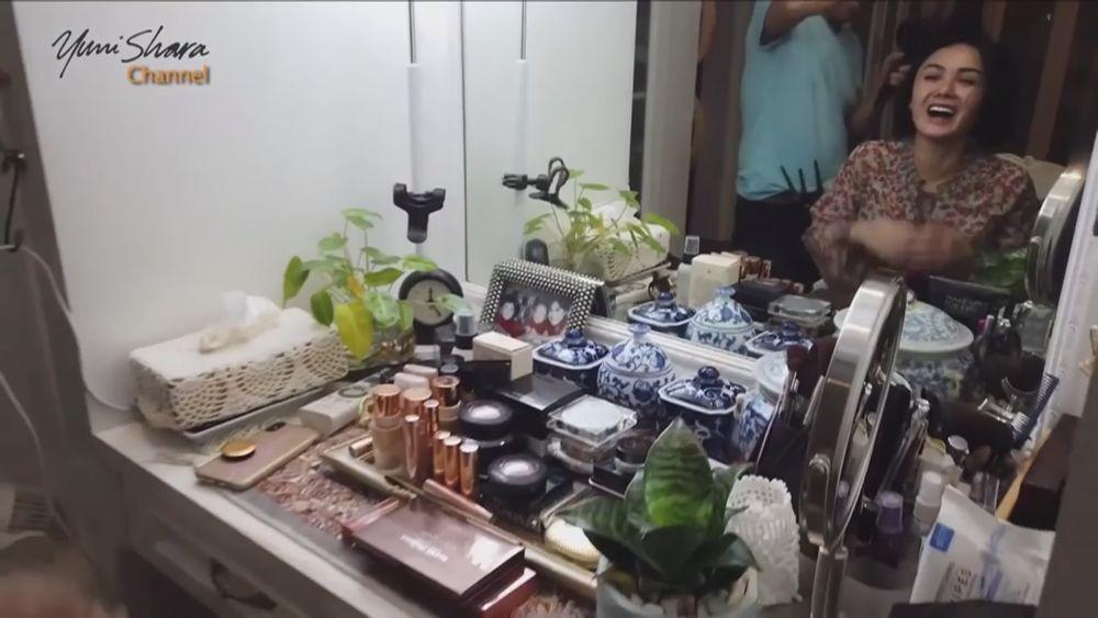 Yuni Shara nyalon di rumah (youtube.com/yunisharachannel)