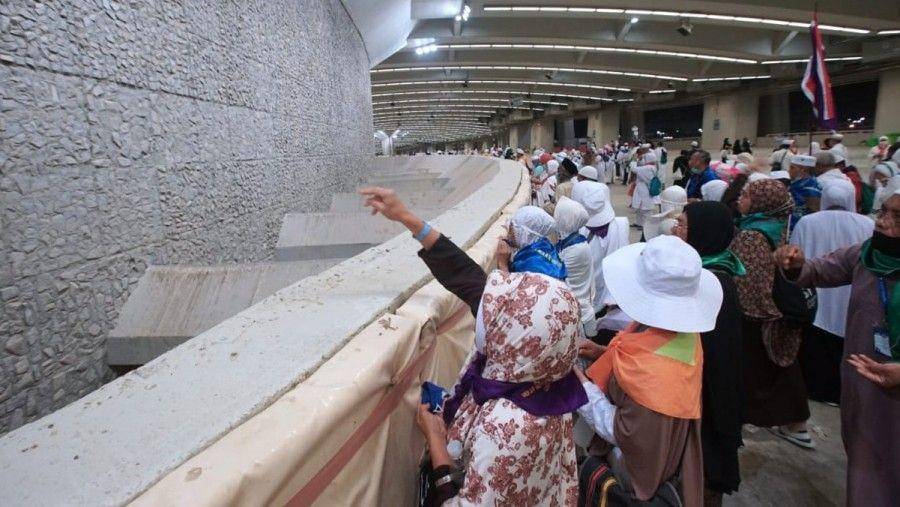 Jemaah Haji Indonesia melempar jumrah. (Dok. Kemenag).