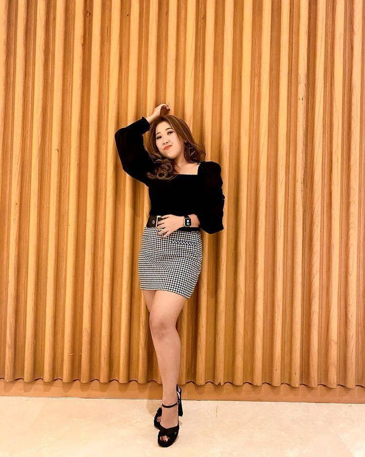 padu padan rok pendek ala Kiky Saputri (instagram.com/kikysaputrii)