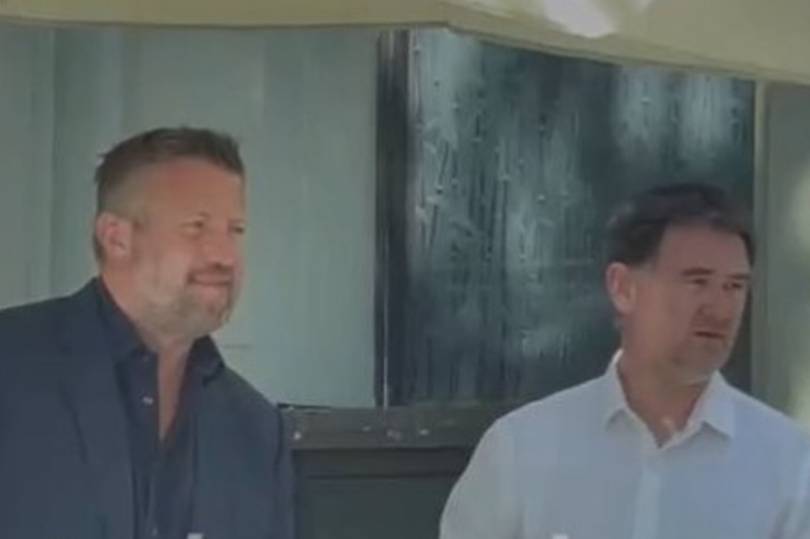 Potret Richard Arnold dan John Murtough di Barcelona (irishmirror.ie)