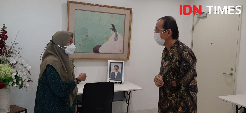 Kepala Kantor Konsuler Jepang di Makassar, Mr. Yasue Katsunobu saat berbincang dengan warga, Selasa (12/7/2022). Dahrul Amri/IDN Times Sulsel