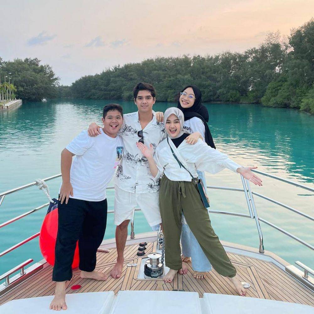 Potret OOTD berkerah ala Al Ghazali (instagram.com/alghazali7)