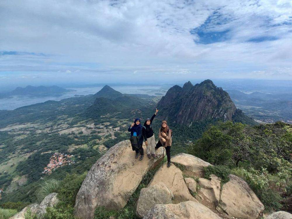 Gunung Bongkok (instagram.com/fitriana1105)
