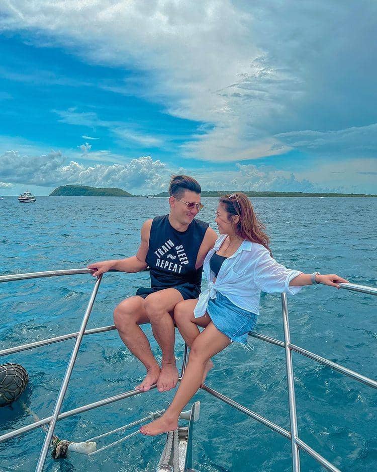 padu padan rok pendek ala Kiky Saputri (instagram.com/kikysaputrii)