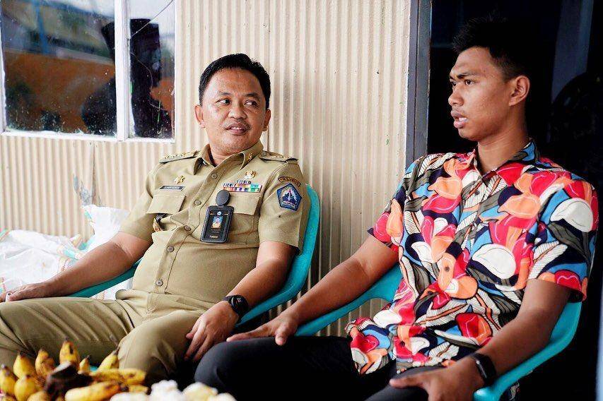 Bupati Bantaeng Ilham Azikin saat berkunjung ke rumah pemain klub sepak bola Barito Putera yakni Kahar Kalu, 9 Februari 2022. (Instagram.com/ilhamazikin)