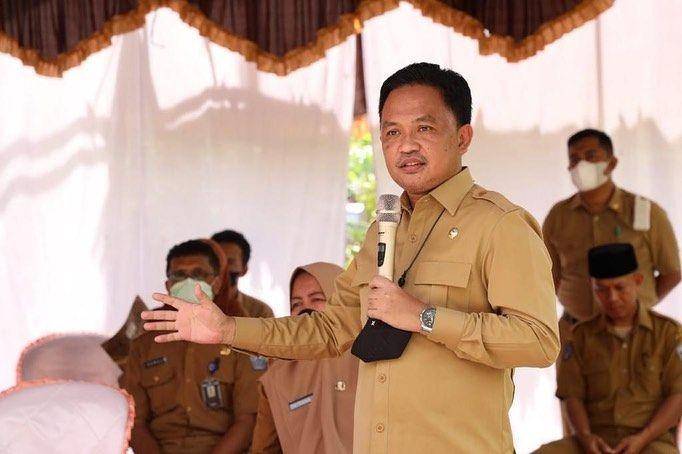 Bupati Bantaeng Ilham Azikin saat berkunjung ke LPM Desa Ulugalung Kecamatan Eremerasa, 8 Februari 2022. (Instagram.com/ilhamazikin)
