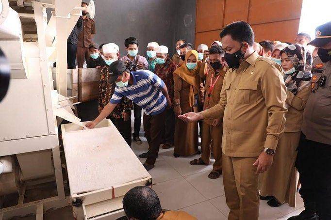 Bupati Bantaeng Ilham Azikin saat berkunjung ke LPM Desa Ulugalung Kecamatan Eremerasa, 8 Februari 2022. (Instagram.com/ilhamazikin)