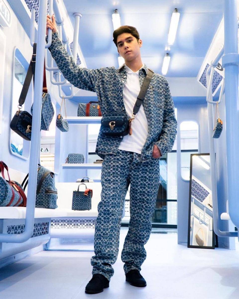 Potret OOTD berkerah ala Al Ghazali (instagram.com/alghazali7)
